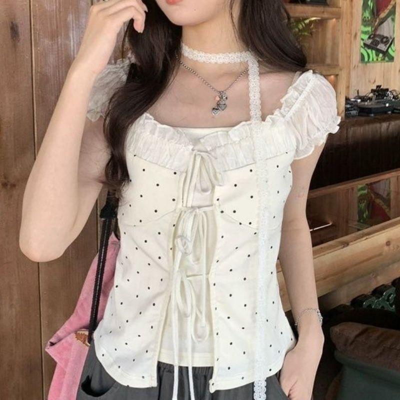 Áo thun phong cách Hàn Quốc nhẹ nhàng, slim-fit với họa tiết chấm bi và dây ruy-băng, phù hợp mùa hè