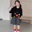 Bộ đồ thường ngày mỏng mùa hè cho bé gái 2026 Phong cách mới Áo thun hoạt hình trẻ em Mickey + Quần short sọc Bộ đồ hai mảnh