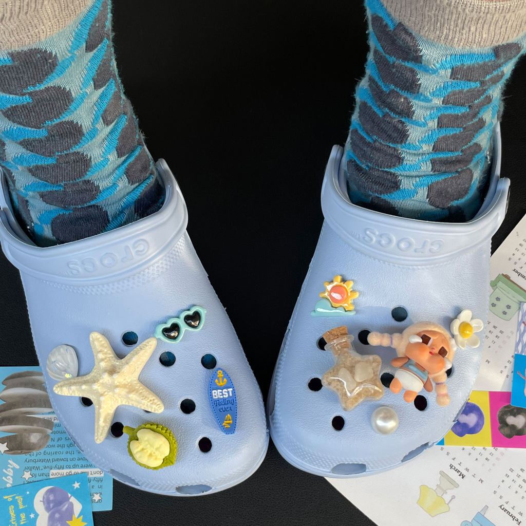 Phụ Kiện Trang Trí Giày Crocs Pop Mart Đi Biển Dễ Thương, Hoa Crybaby, Có Thể Tháo Rời, Khóa Busch, Phù Hợp Nhiều Mẫu