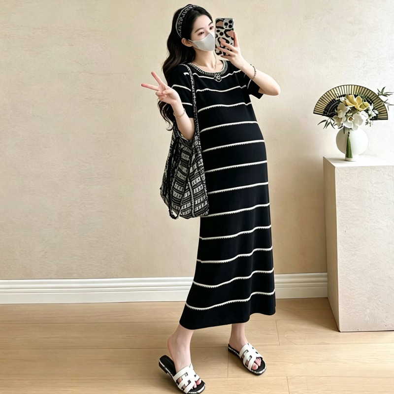 Áo bầu thời trang mùa hè với thiết kế sọc mỏng màu đen trắng tương phản