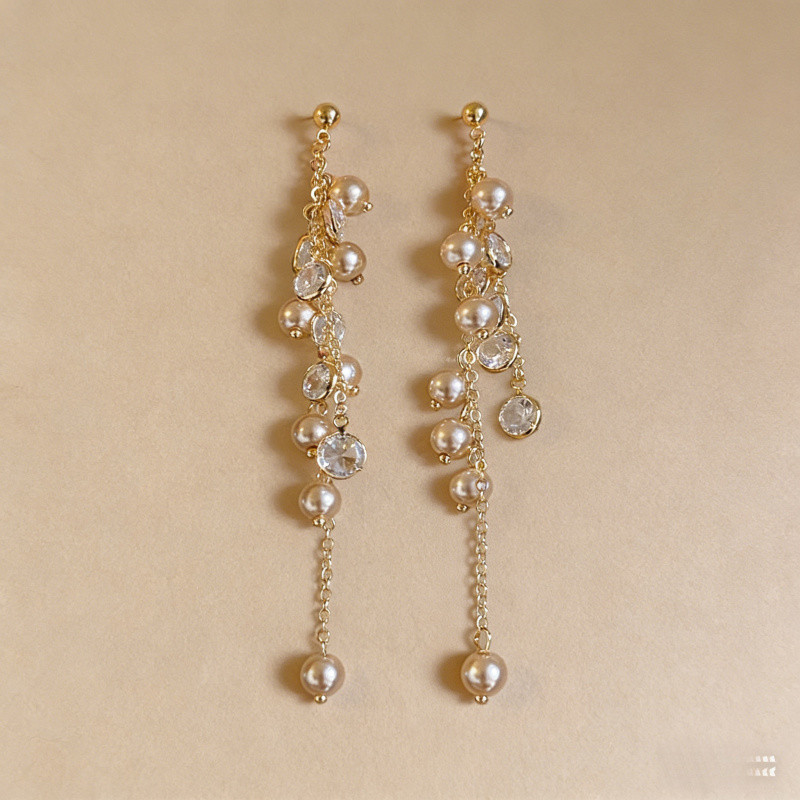 Bông tai zircon và ngọc trai dài, phù hợp với nữ