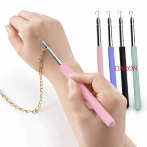 DARON Giúp Đeo Vòng Tay Dụng Cụ, Hỗ Trợ Nhỏ Vòng Cổ Khóa Trợ Giúp, Cố Định Cổ Tay Tiết Kiệm Nhân Công Màu Trơn Có Thể Thu Vào Vòng Tay Dây Trợ Giúp Khóa Hỗ Trợ