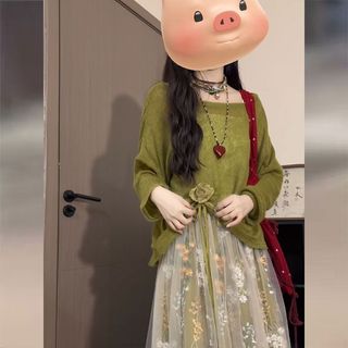 Bộ trang phục phong cách đầu xuân siêu hot cho Nữ: áo len nữ và chân váy in hoa trẻ trung thanh lịch