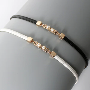 Đầm đục lỗ với bề mặt gương màu đen và dây kéo ngọc trai có thể điều chỉnh