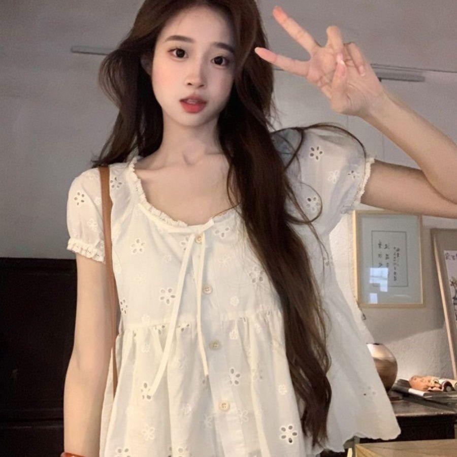 Áo sơ mi ngắn tay cho bé thiết kế mùa hè với cổ vuông thoáng khí giúp đem lại cảm giác thân hình thon gọn