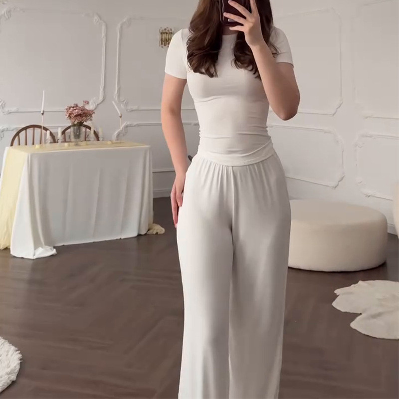 Sản phẩm sẵn sàng: Bộ đồ ngủ nữ gồm áo thun cổ chữ O ngắn tay và quần dài lưng co giãn, phù hợp mặc ở nhà vào mùa xuân hè với tone màu đơn giản.