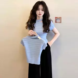 Áo halterneck dáng slim-fit màu xanh nhạt thiết kế hở ngực, phù hợp cho thời trang casual