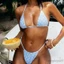 Bộ bikini hai mảnh nữ với áo ngực họa tiết hoa và dây buộc, phù hợp đi biển mùa hè