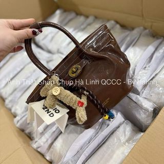 Túi Đeo Chéo Chio Nhúm Da Lộn Khuy Tròn Kèm Charm HS322