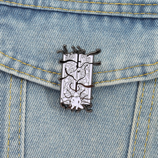 Huy hiệu Fullmetal Alchemist trên nền kim loại đen trắng, phong cách tối, phù hợp cho balo hoặc phụ kiện pin.