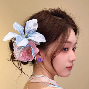 Khớp tóc Lily mới với hoa văn kỳ nghỉ