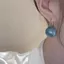 Bông tai băng trong suốt hạt màu xanh thiết kế niche sang trọng và đơn giản cho mùa hè