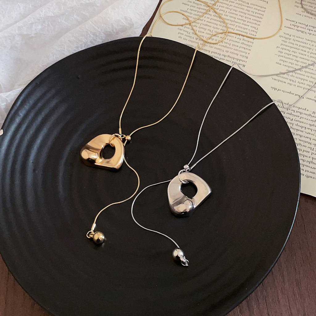 Dây chuyền bất đối xứng mặt tròn edgy, phù hợp văn phòng và thời trang