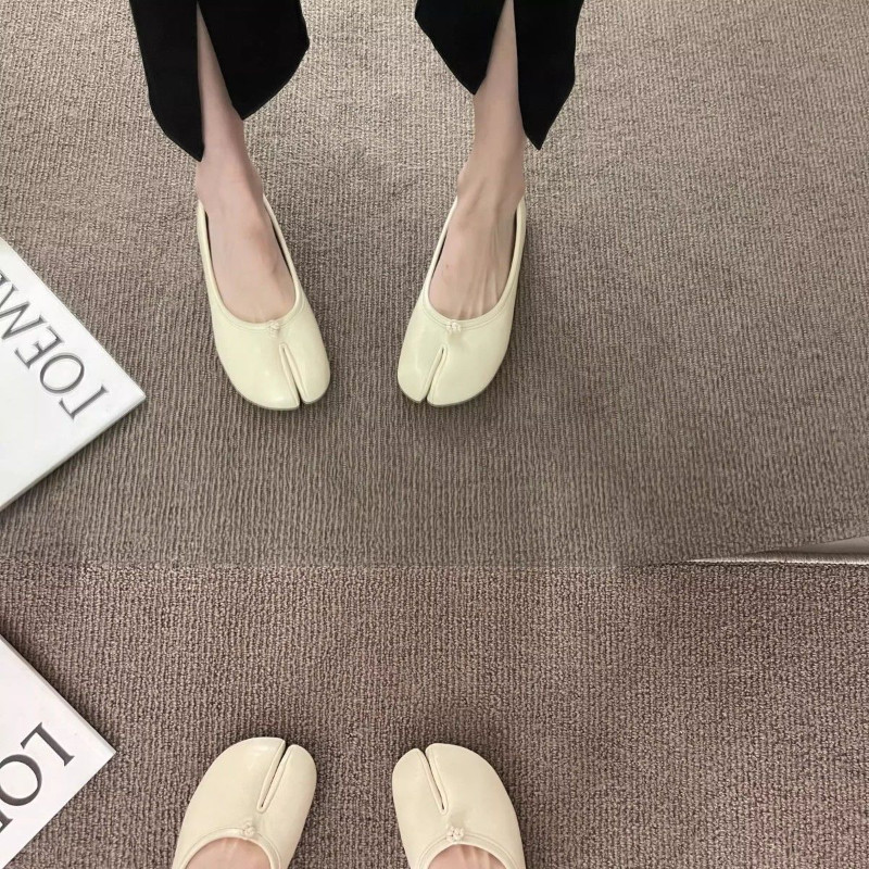 Atikota Giày bệt nữ Tabi xẻ ngón, kiểu dáng slip-on, thời trang, thoải mái, nhẹ, đế mềm, phù hợp mang hàng ngày.