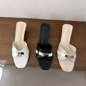 TT Nhỏ Khóa Vàng Họa Tiết Cá Sấu Flip-Flops Nữ 2026 Giày Sandal Mùa Hè Đế Mềm Ngón Chân Vuông Nêm Gót Cao Gót