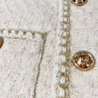 Áo khoác tweed màu be phong cách Chanel, phù hợp mùa xuân và thu 2025