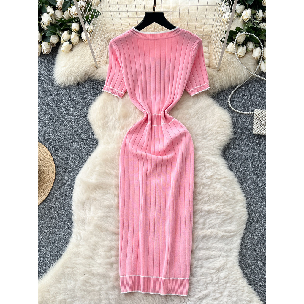 Áo len nữ màu sắc tương phản, khóa kim loại, form slim-fit, phù hợp mùa hè