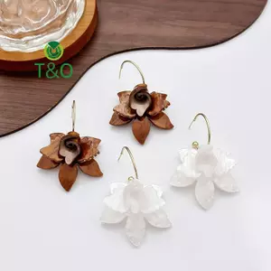 Bông Tai Vòng Hoa Plastic Cho Nữ - Thời Trang Và Thích Hợp Cho Bé Gái