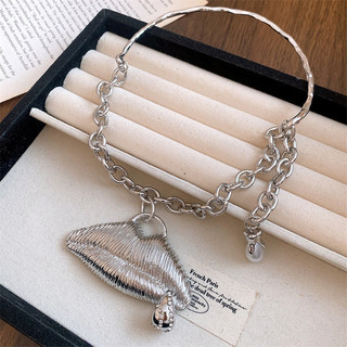 Đồ trang sức vòng cổ kim loại với dây chuyền hình miệng đính kim cương