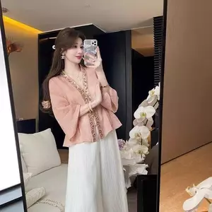 Pure Desire Nữ thần cổ tích Feel Cổ chữ V Đính cườm Áo sơ mi nhỏ đẹp nhẹ cao cấp sang trọng Giảm tuổi phong cách phương Tây Top 2026