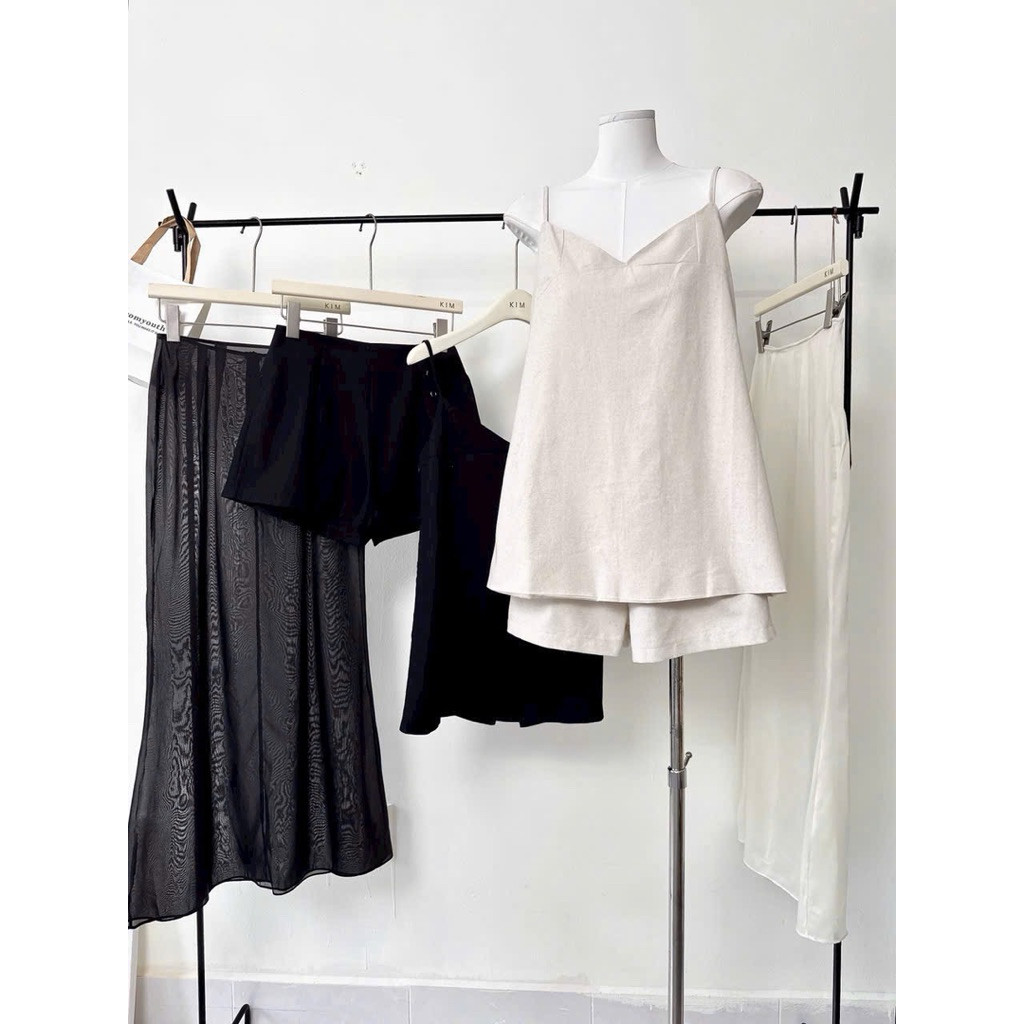 Set 3 chi tiết : áo linen hai dây form suông đính nút bọc sau + quần short linen + chân váy tơ mềm MyaHouse