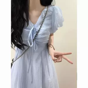 Váy tay phồng màu xanh cổ chữ V có dây buộc phong cách Pháp, dáng rộng duyên dáng