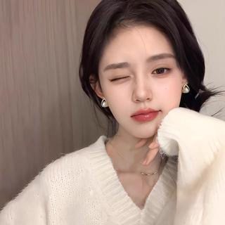 Bông tai ngọc trai nhân tạo phong cách Pháp với ánh sáng sang trọng, phù hợp cho nữ giới yêu thích thời trang cao cấp.