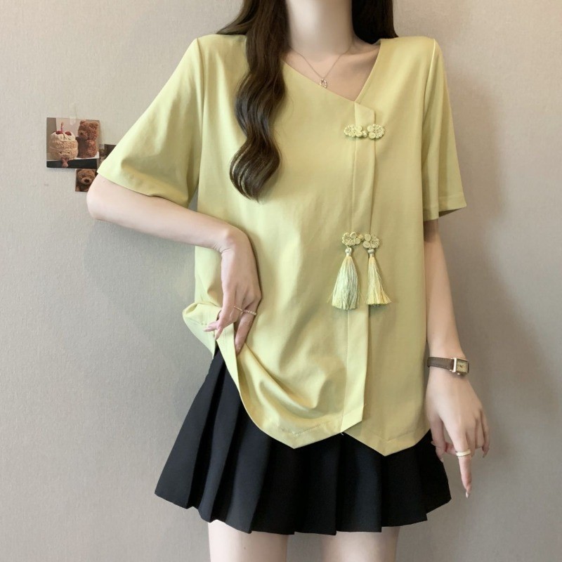 Áo thun ngắn tay phong cách Trung Quốc có cổ nghiêng, thiết kế rộng rãi phù hợp mùa hè, giúp che khuyết điểm.