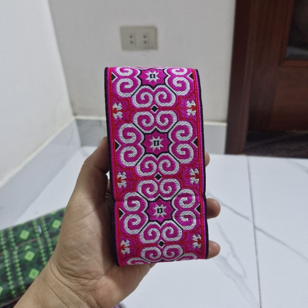 Thổ cẩm 7cm, dài từ 6,5m đến 10m tùy theo mẫu, dùng để may áo và làm mũ cho các dân tộc Hmông, Dao,Thái, Mường