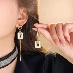 Bông tai loại tua vuông bất đối xứng Bông tai khí quyển Tính khí Bông tai độc đáo 26.5.6