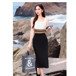 Ánh sáng sang trọng Mùa hè Phong cách mới Nhẹ nhàng Màu sắc tương phản Đi lại Cổ vuông sang trọng Vòng đeo chéo rộng Màu sắc tương phản Ôm hơn Váy dệt kim đơn giản