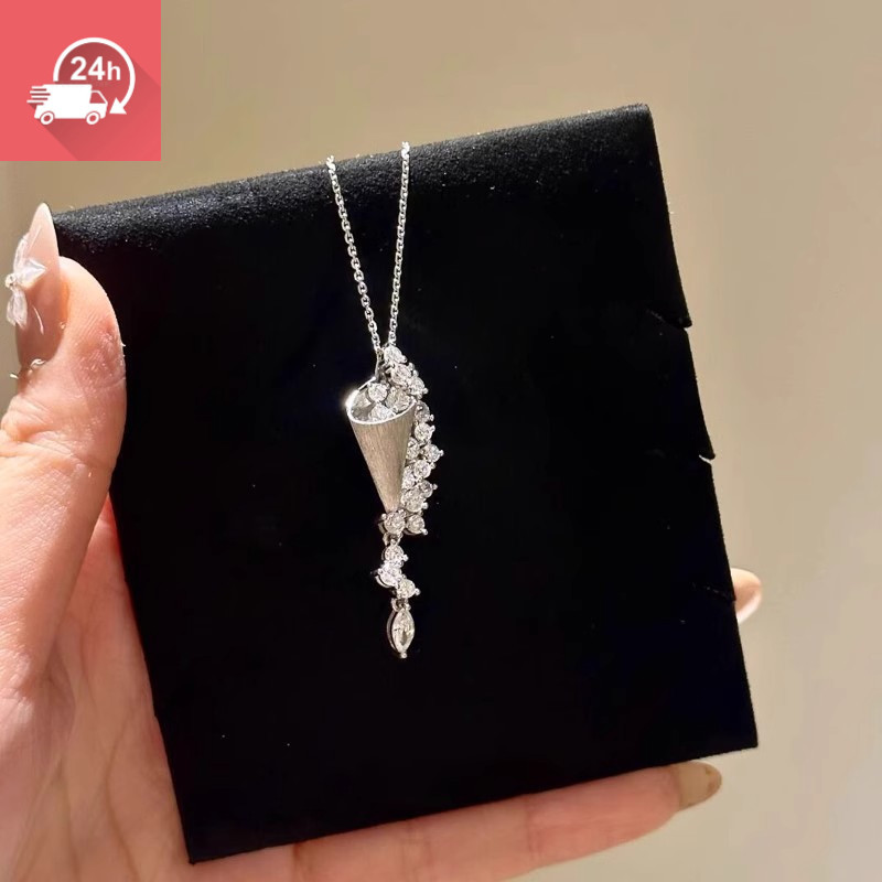 Vòng cổ nữ thời trang với đá zircon hình học màu bạc, phù hợp cho nhiều dịp