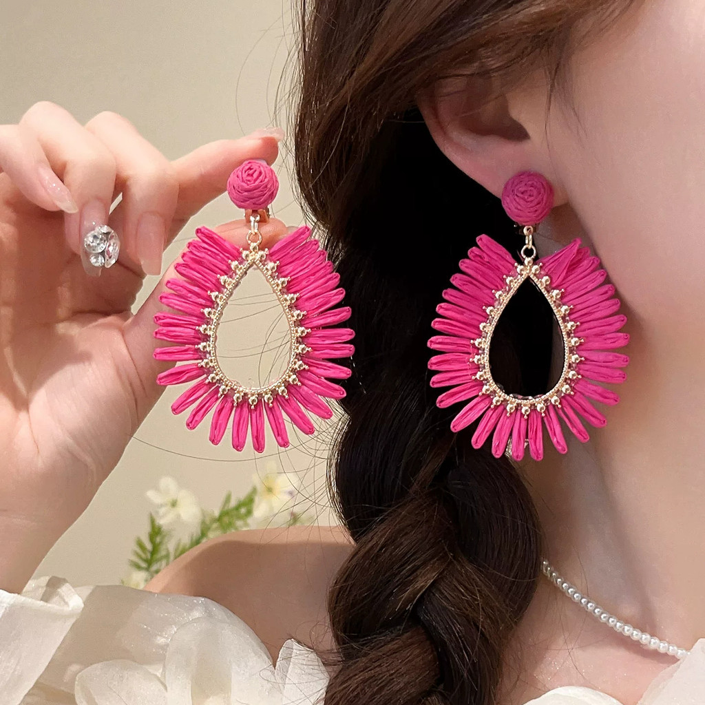 Phong cách ngày lễ - Bông tai hoa bện màu hồng, phù hợp thời trang bãi biển