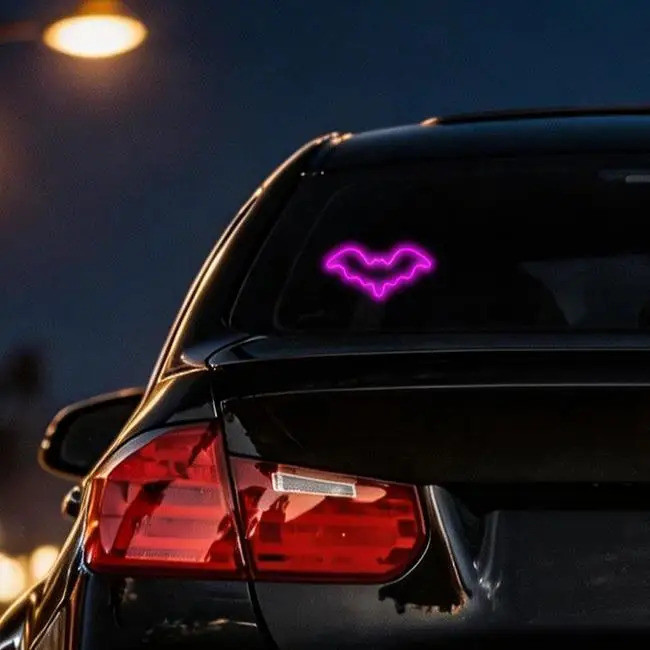 Đèn LED ô tô xung quanh Đèn năng lượng mặt trời không dây Demon Eye Batman Đèn tam giác Trang trí cửa sổ nội thất Phụ kiện sửa đổi ngoại thất