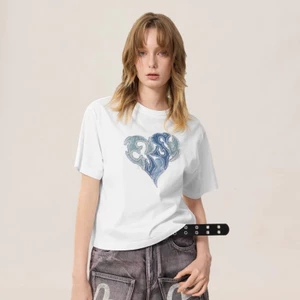 Áo thun unisex cổ tròn họa tiết trái tim, chất liệu dày dặn 200gsm, size từ XS đến 3XL