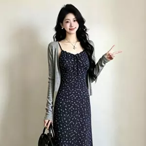 Đầm đeo hoa màu xanh hải quân nữ dáng ôm vừa vặn dáng ôm hơn mùa hè Tính khí đẹp hai @
