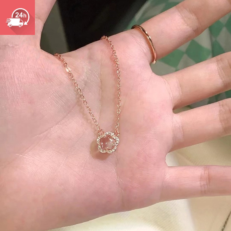 Bộ vòng cổ nữ cá tính với họa tiết hoa anh đào lãng mạn và chi tiết đính kim cương vàng hồng