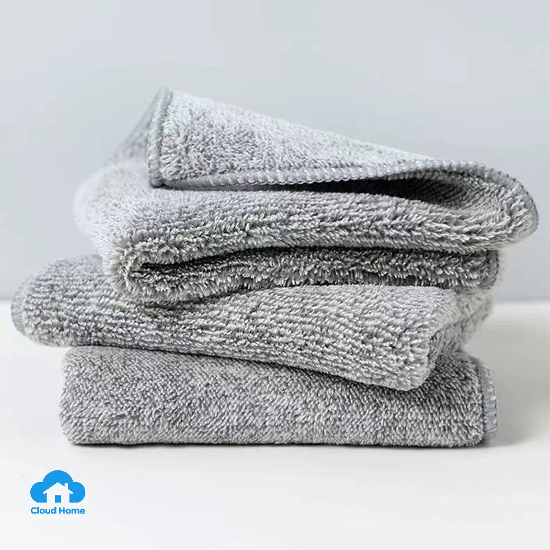 Khăn lau nhà bếp bằng sợi than tre mềm mại, dày dặn, thấm hút tốt.