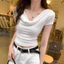 Xoay Cổ Phong Cách Nhẹ Nhàng Slim-fit Ôm Hơn Nhìn Bao Thịt Pure Desire Hot Girl Xiaoxiang Phong Cách Áo Thun Nữ Niche Xếp Ly Ngắn Top26042806