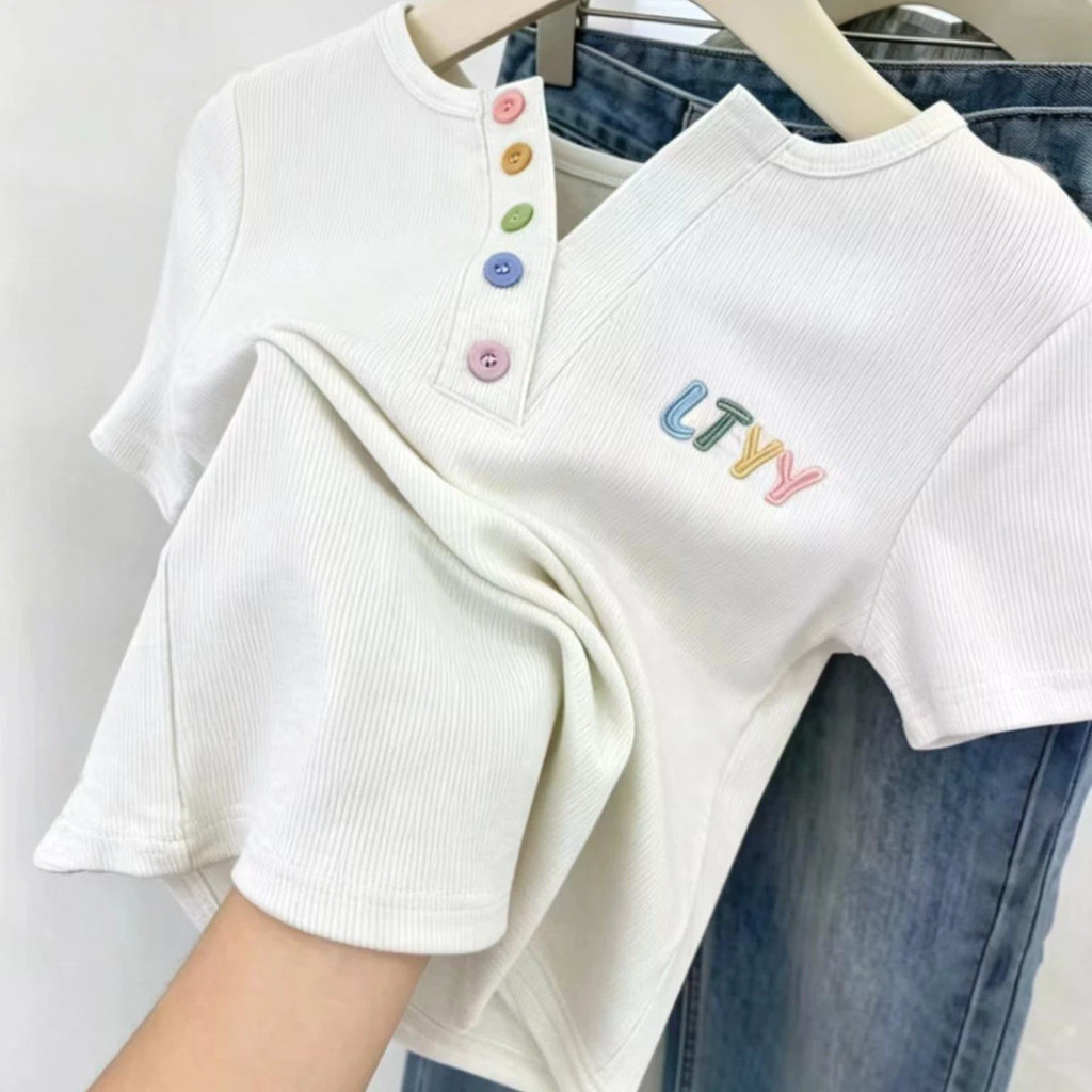 Áo thun nữ thêu cổ chữ V Vải lụa băng ngắn tay Kích thước lớn dáng rộng Slim Ins Xu hướng