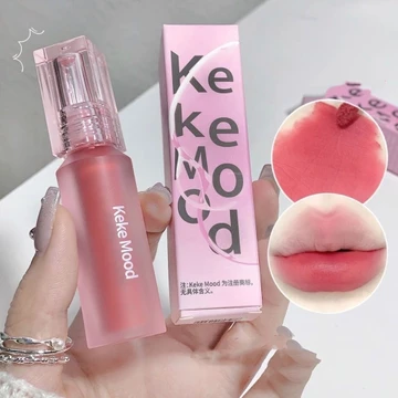Son bóng mờ dưỡng ẩm mới của KeKeMood, với kết cấu nhung làm sáng môi, là một thỏi son môi giá cả phải chăng hoàn hảo cho nữ sinh viên
