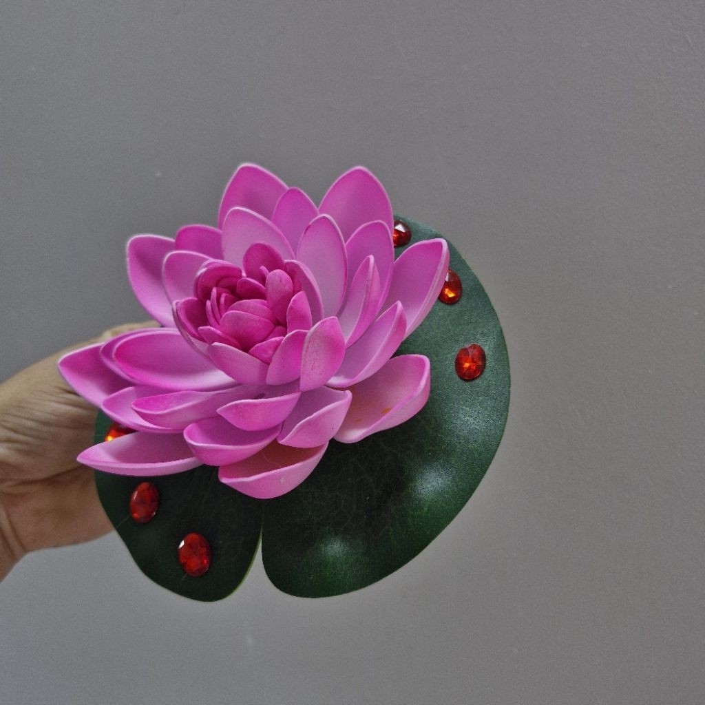 Hoa sen cài tóc kèm xược, hoa sen cài đầu dùng để biểu diễn văn nghệ. Đạo cụ phụ kiện Nguyễn Nhật
