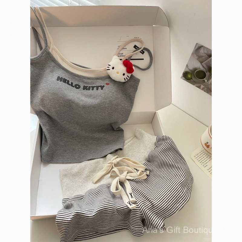Bộ đồ ngủ Hello Kitty ngọt ngào dành cho nữ với áo vest và quần short, phù hợp cho mùa hè.