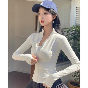 Áo khoác chống nắng nữ thiết kế ôm eo, phù hợp cho yoga, chạy bộ và các hoạt động thể thao ngoài trời.