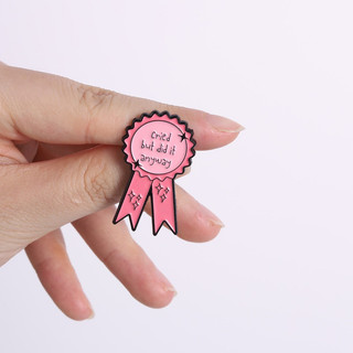 'Cried But Did It Anyway 'Pink Award Ribbon Trâm Trích dẫn truyền cảm hứng Huy hiệu kim loại Ba lô Quần áo Phụ kiện Quà tặng cho bạn bè