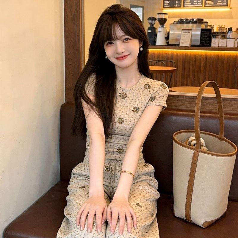 [Giảm Giá Hạn Chế] Bộ Đồ Nhỏ Gọn Cho Nữ Mùa Hè 2026 - Áo Thun Ngắn Tay Ôm Vừa Vặn & Quần Dây Rút Thời Trang