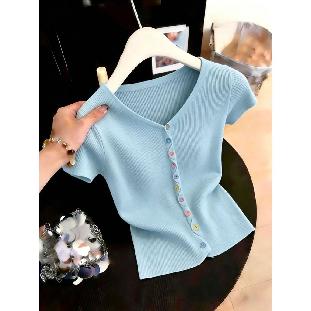 Mùa hè 2026 Áo thun dệt kim cổ chữ V phong cách Hàn Quốc, nút nhiều màu sắc, dáng slim-fit