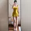 Váy dây buộc màu vàng Dopamine Mặc theo phong cách mong muốn tinh khiết Tính khí Slim-fit Váy ngắn cổ chữ u eo hẹp Hot Girl