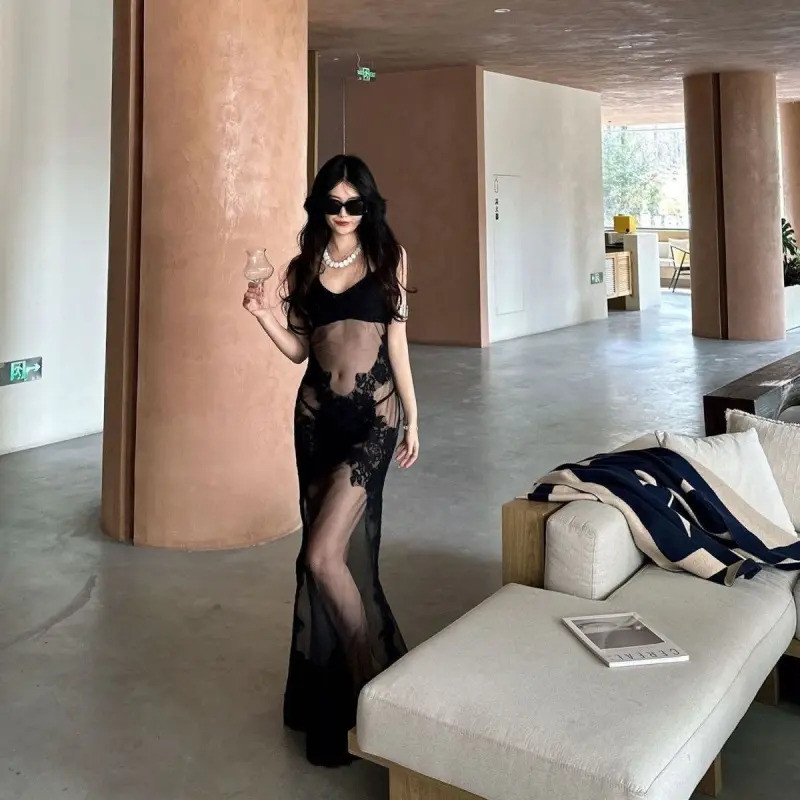 Đầm ren dài gợi cảm VN, có thể mặc như một chiếc áo khoác, với đồ bơi Bikini hoa, phong cách tinh khiết quyến rũ.