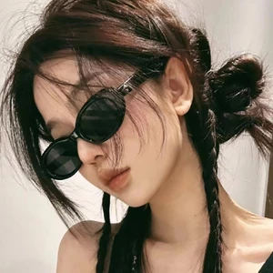 Kính râm gọng kim loại thời trang với thiết kế hình ngôi sao, thanh lịch và sành điệu, phù hợp với mọi khuôn mặt.
